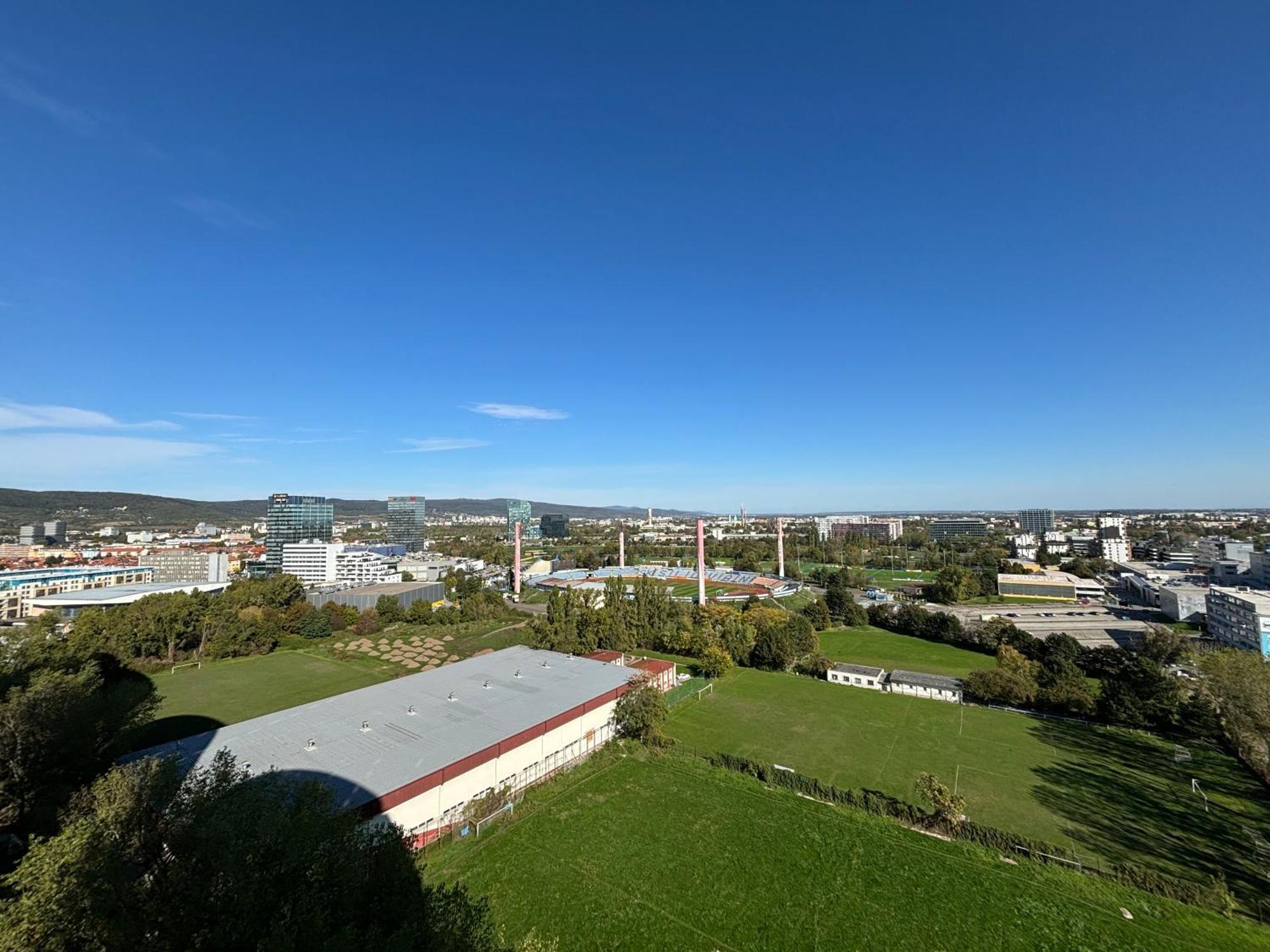 Three Towers With Beautiful View And Parking! Apartment Братислава Екстериор снимка
